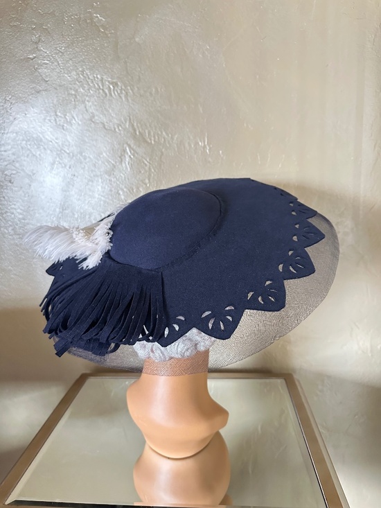 HIGH FASHION VINTAGE NAVY FELT WIDE BRIM HAT + CUTOUTS/CRIN EDGE/FEATHERS main image 4